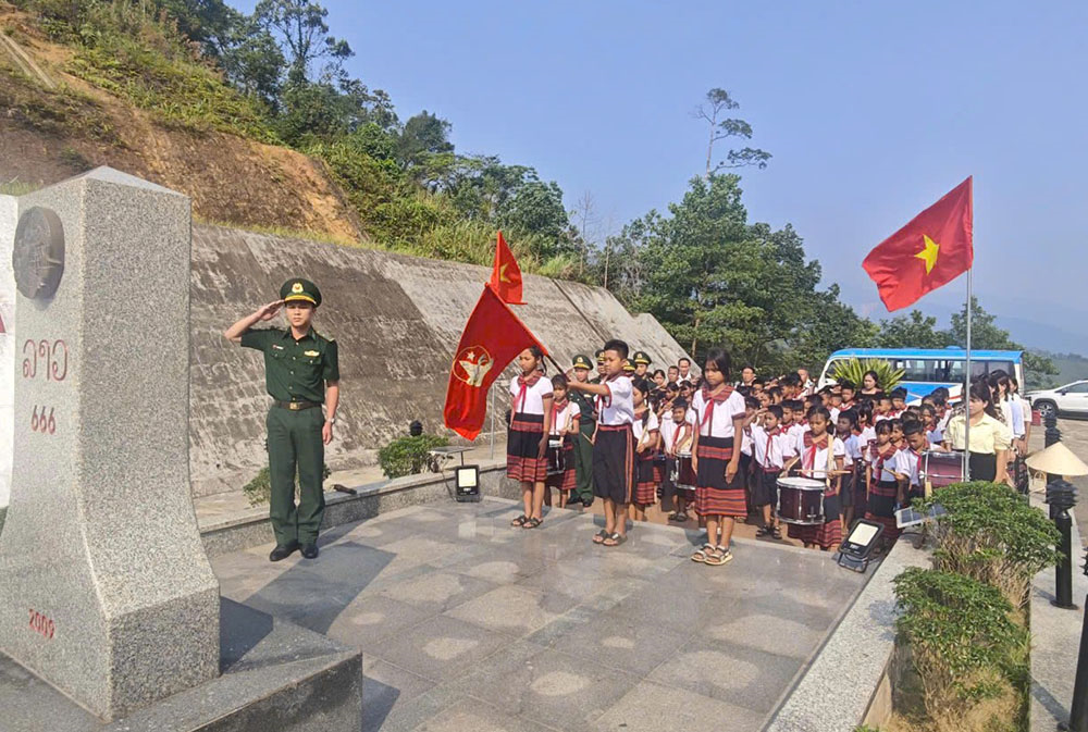 Bồi đắp tình yêu nước cho học sinh vùng biên